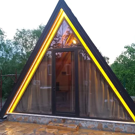 Kamp alanı Windmill Gesthouse & Grill Shkodër