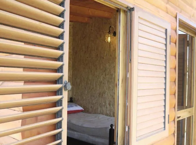 Windmill Gesthouse & Grill Шкодер